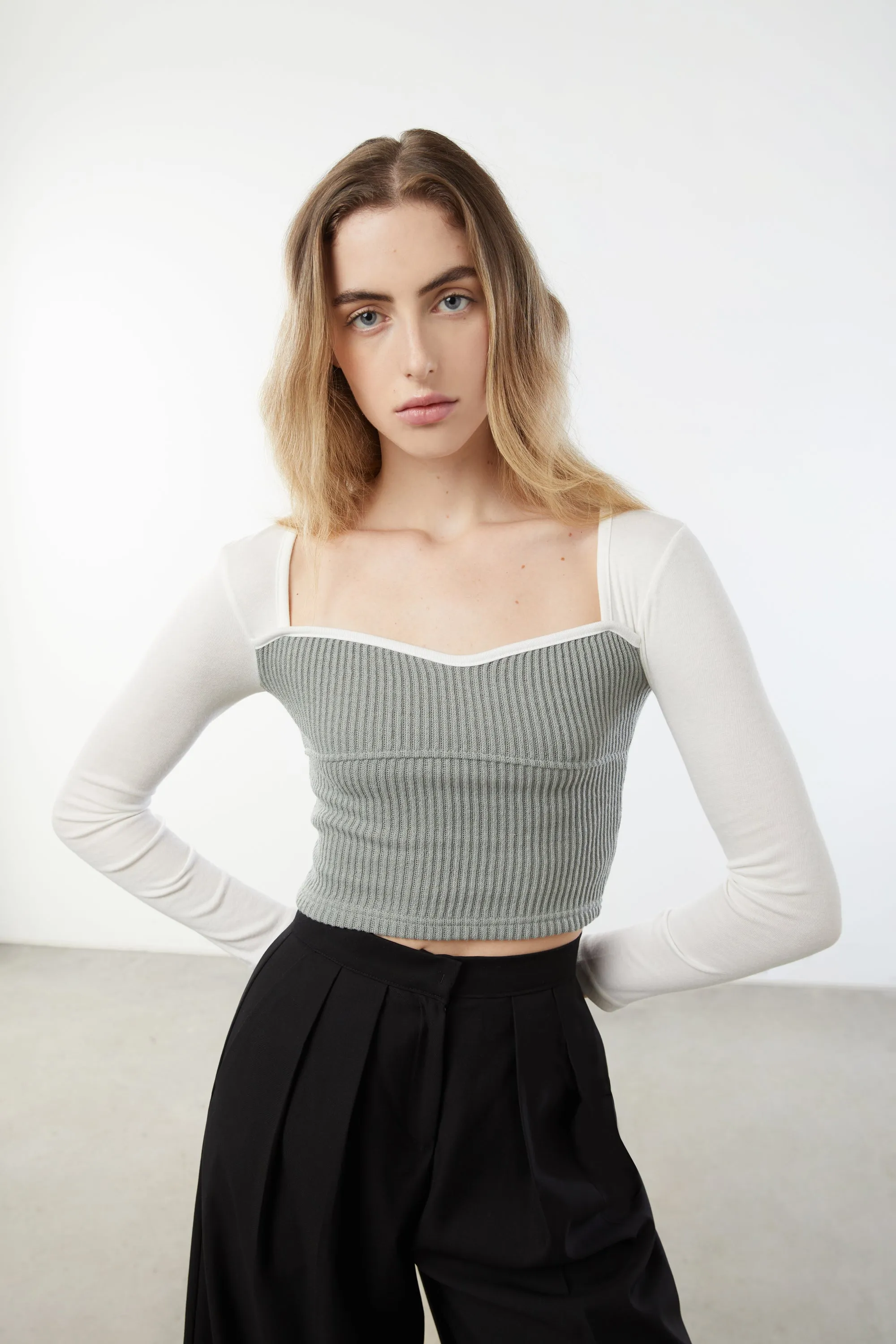 CONTRAST SLEEVE SWEETHEART NECK TOP