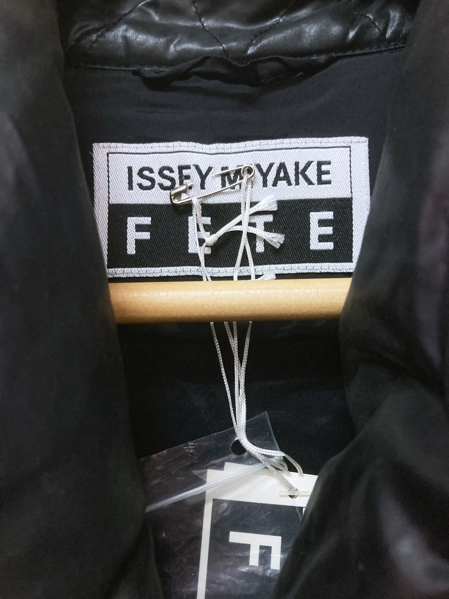 Issey Miyake FETE black vinyl-y polyester shawl collar puffer coat - size 3 L M